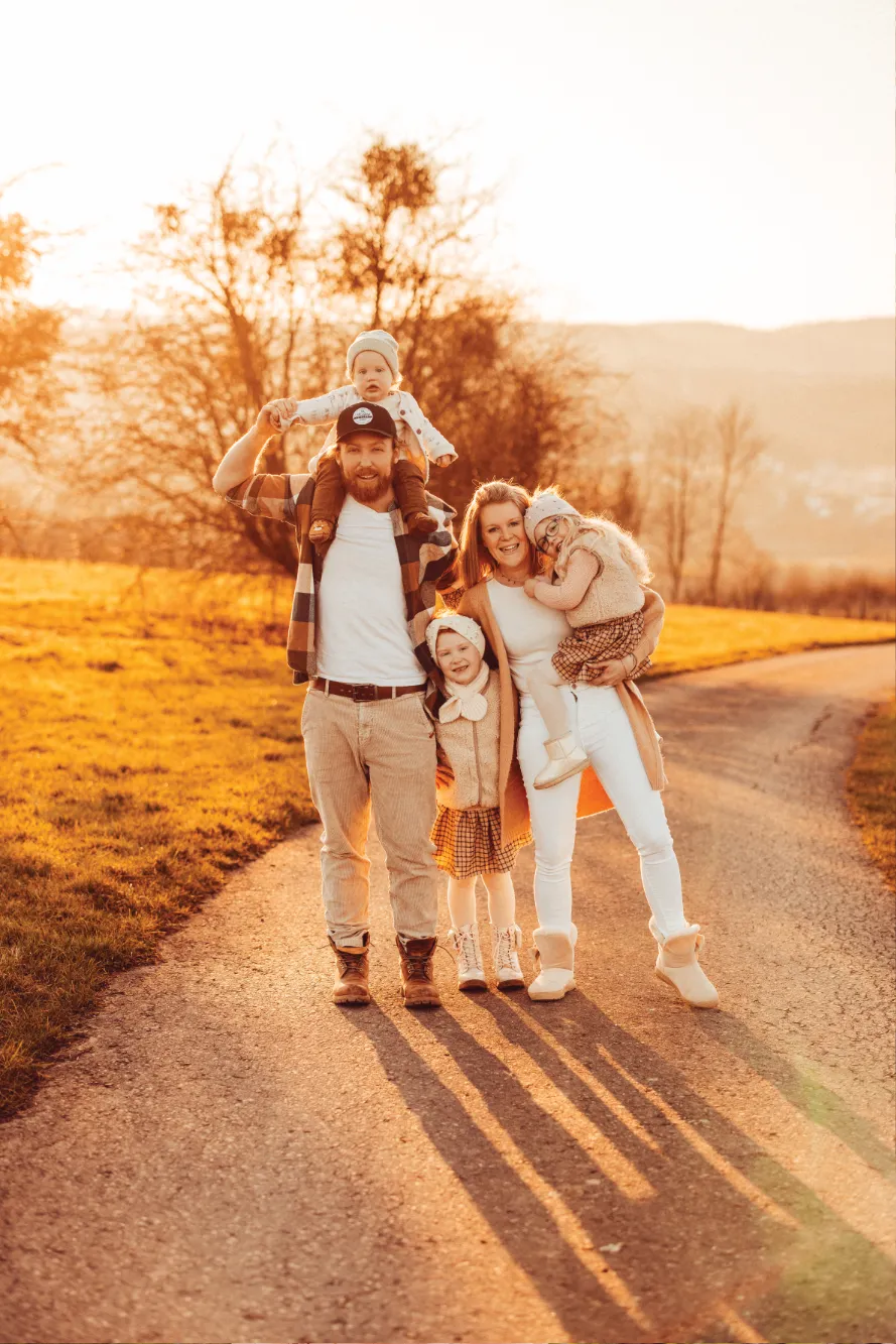 Familie mit Kindern auf dem Gehweg