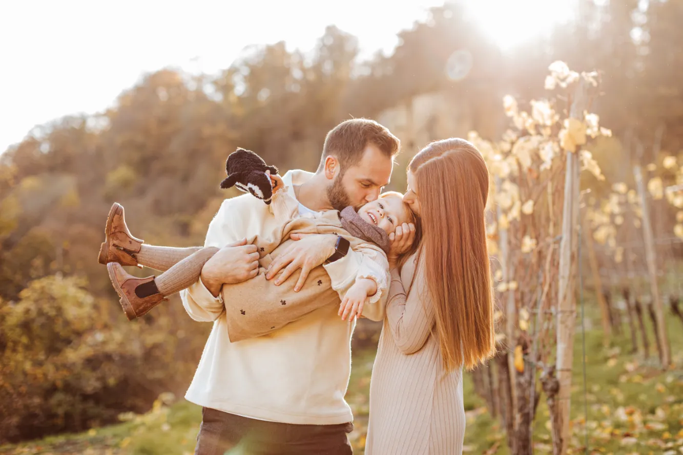 Familienfoto in der Natur. Vater trägt Kind in den Armen. Responsive.