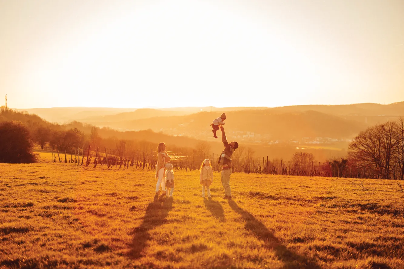 Spielerische Familie mitten auf einem Feld in der Natur