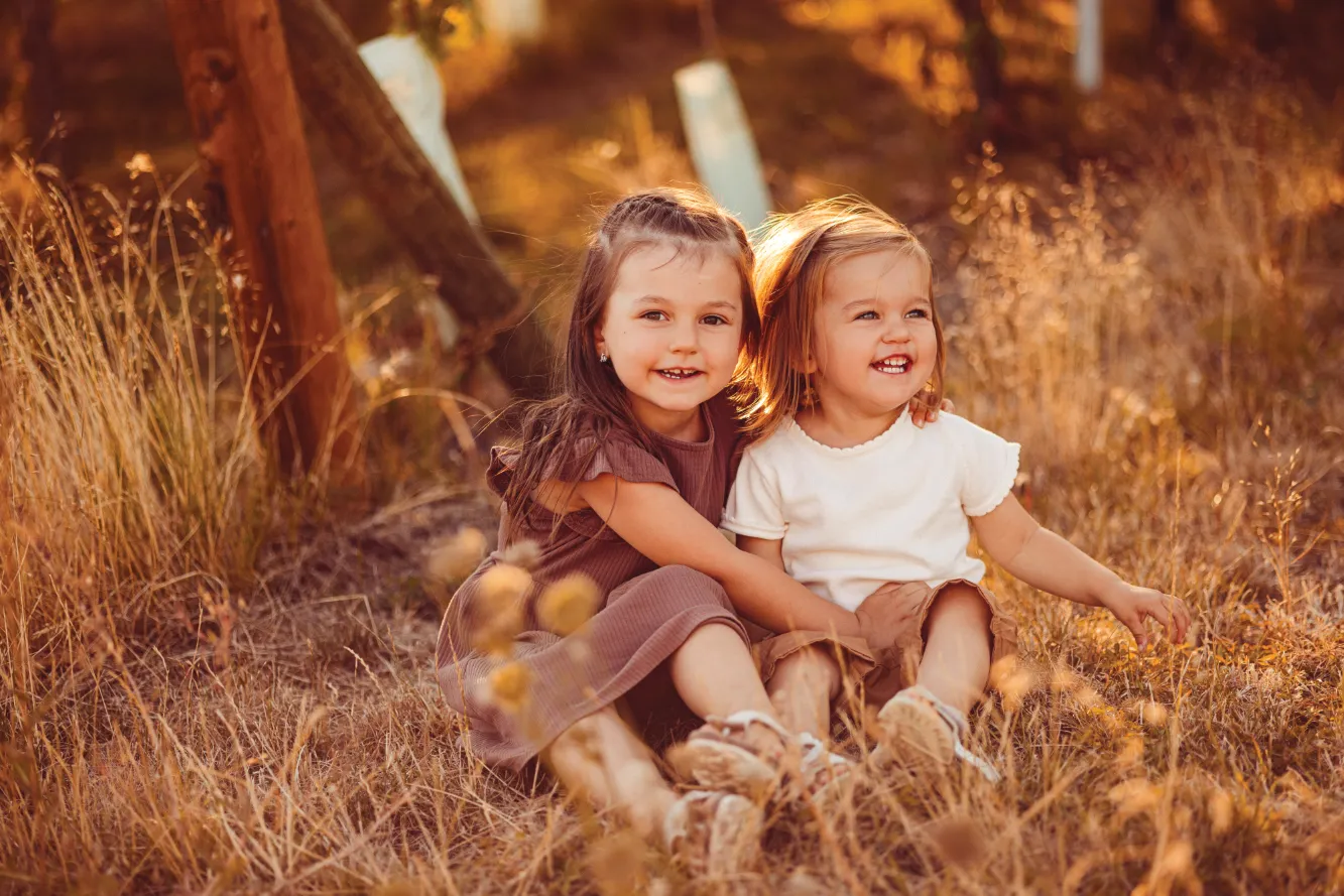 family photo film eltern zwei kinder wiese 2