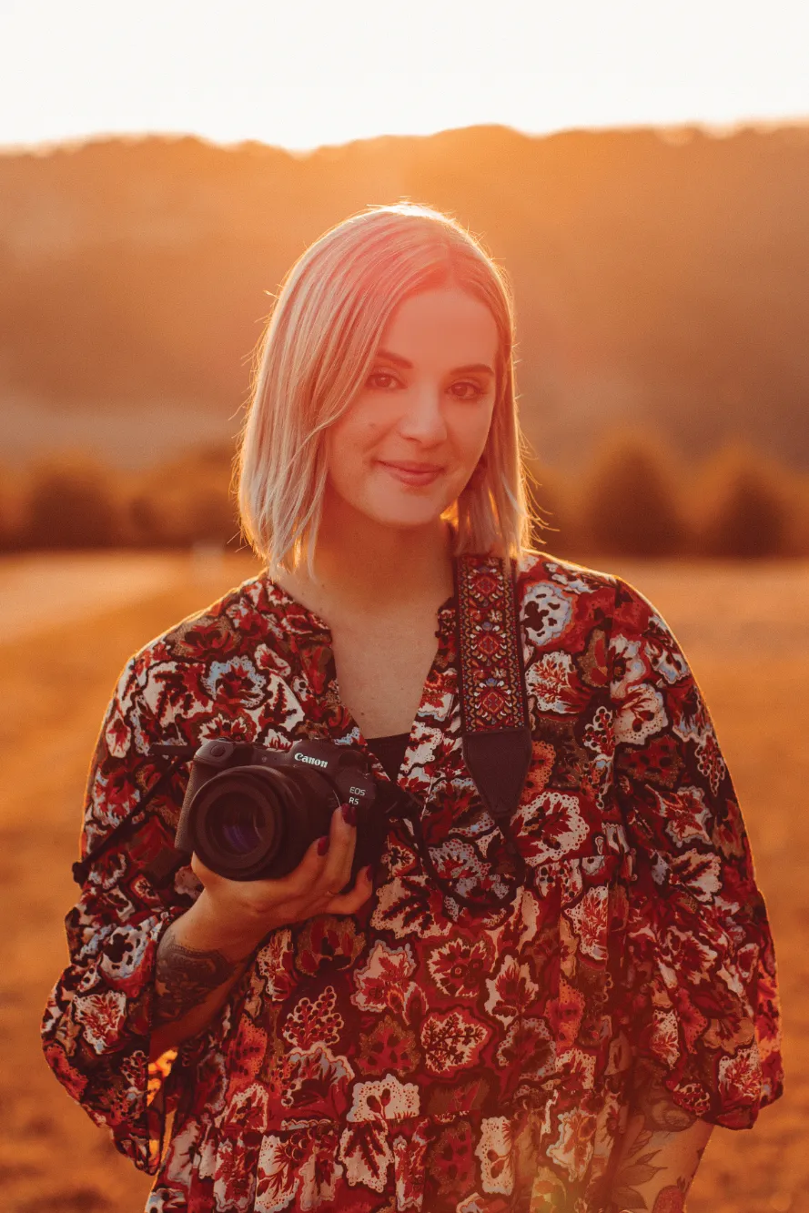 Franzi Turner mit Kamera in der Natur