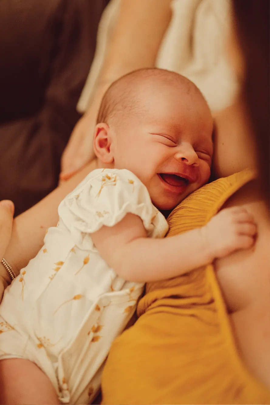 Baby im Schoß der Mutter