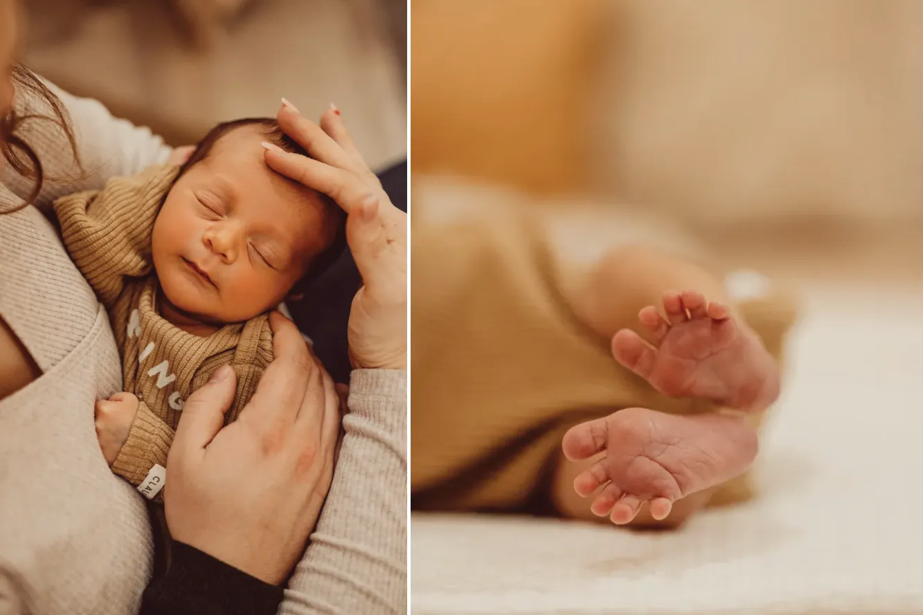 Baby in brauner Kleidung, sitzend auf dem Schoß und Füßchen in die Kamera haltend